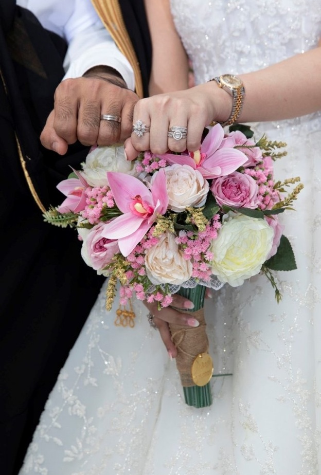  تصوير عروسين بكاميرا المصورة السعودية ورد آل عزاز