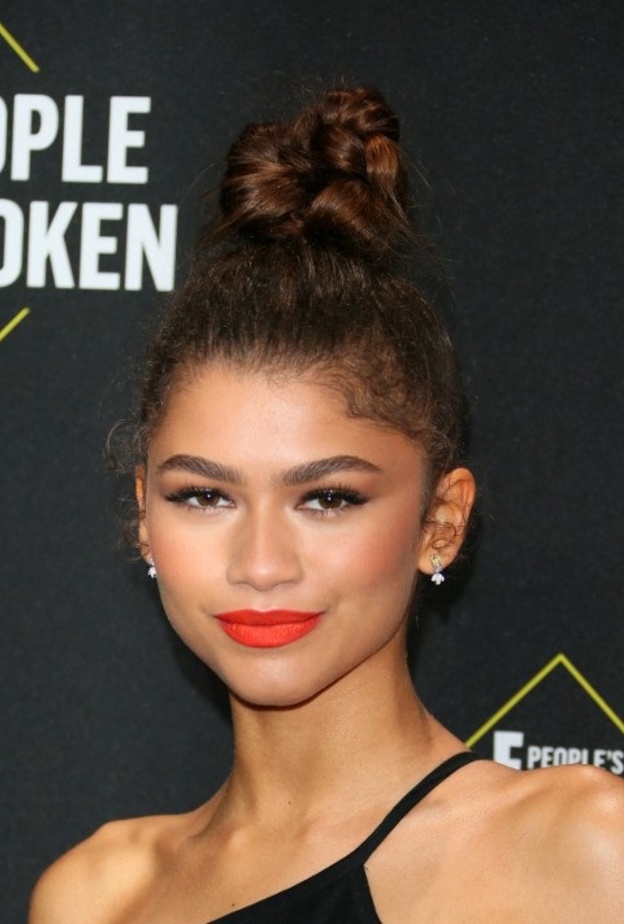  تسريحة كعكة الشعر مع المكياج الأنثوي الجريء