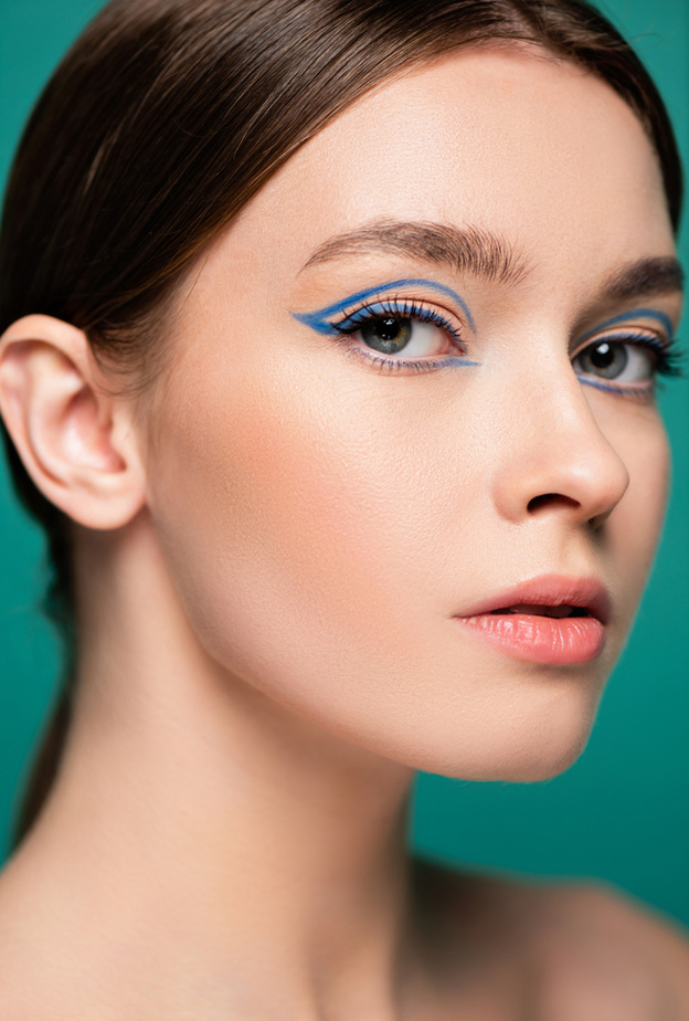 الكحل الأزرق لإطلالة ملفتة وعصرية