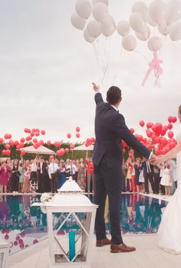  عروس ترسل فاتورة لضيوف حفل الزفاف الغائبين عن حضور الزفاف Álvaro CvG