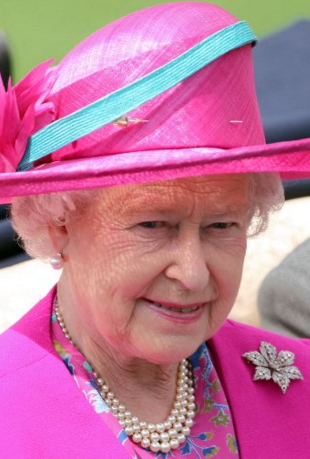  بروش The Six Petal Diamond Flower Brooch الذي اختارته الأميرة إلأيزابيث لإعلان خطوبتها