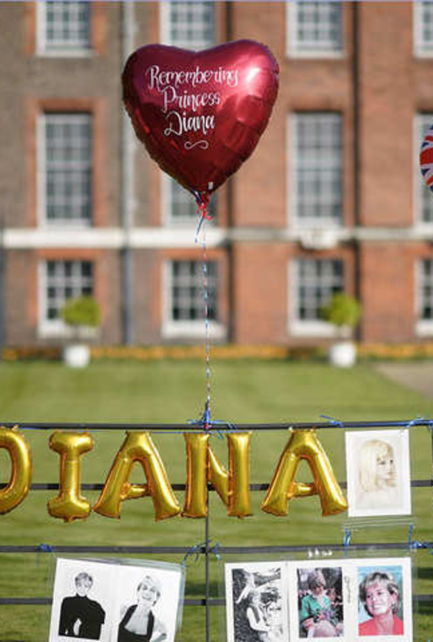 معجبون يتركون تذكارات وزهور أمام قصر كنسينغتون في ذكرى وفاة ديانا