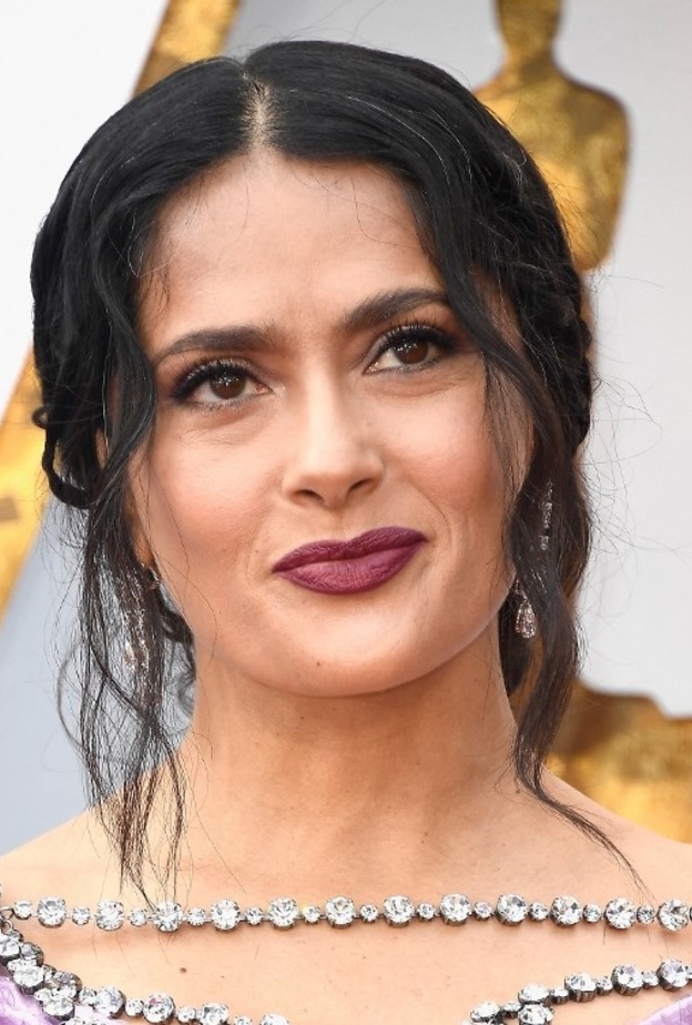 تسريحة كعكة الشعر المنخفضة مع المكياج الكلاسيكي