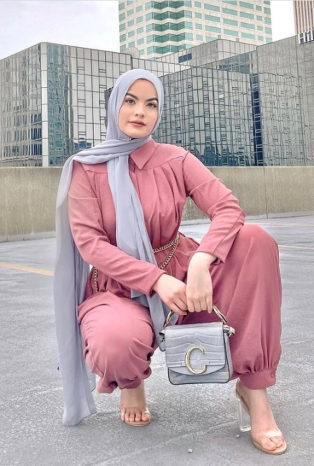 إستوحي من صور أمية الزين على إنستقرام إطلالات صيفية باللون الزهري الباستيل