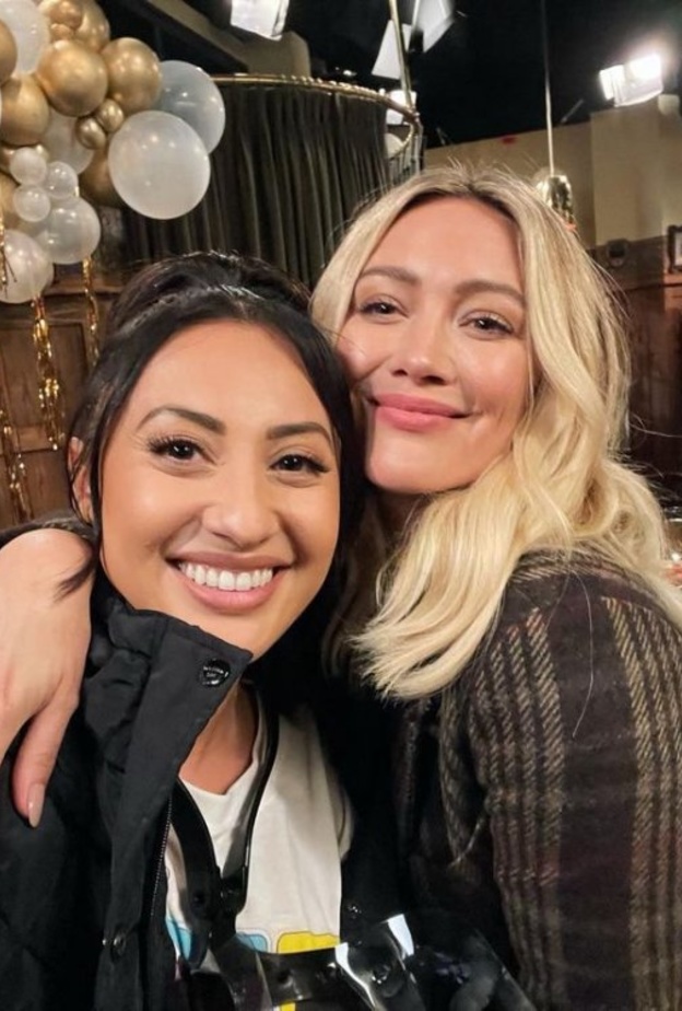 هيلاري دا وفرانسيا رايسا في كواليس "How I Met Your Father"