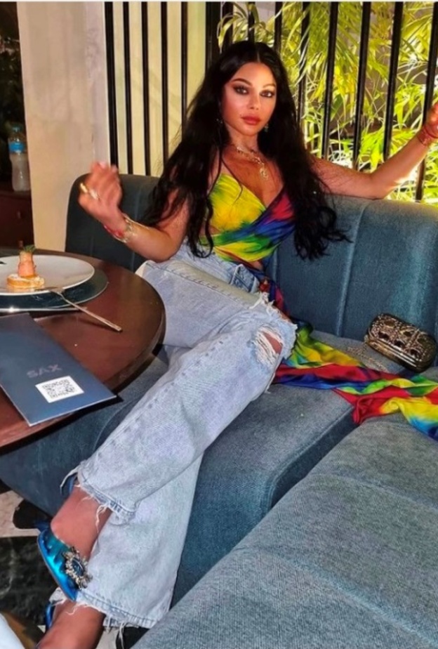 اطلالة هيفا وهبي صيفية وجريئة في مصر ومفعمة بالألوان