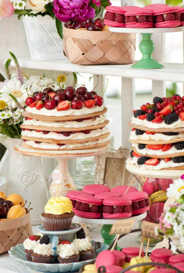 shutterstock_ كعكات الزفاف الصيفية ذات النكهات اللذيذة المنعشة