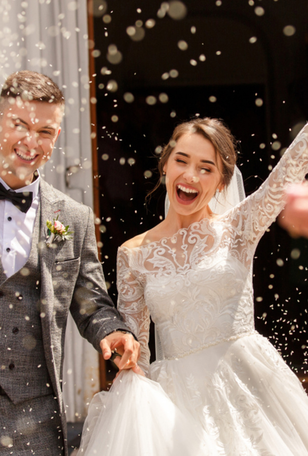  shutterstock_ عروس تكذب لإبعاد طفلة مصابة بندبة من حفل الزفاف