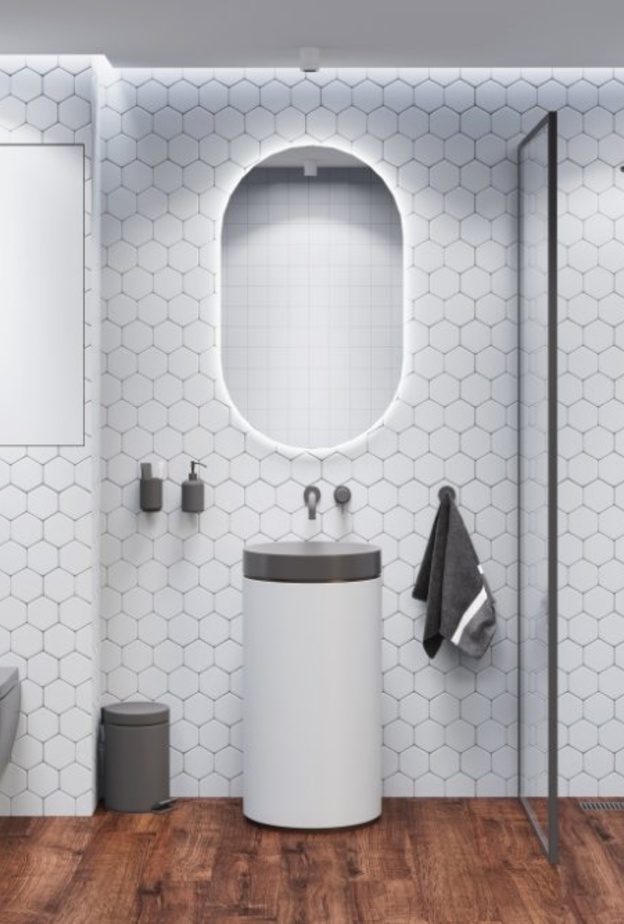 أرضية خشبية تنسجم مع ديكور الحمام بلونه الأبيض الصريح