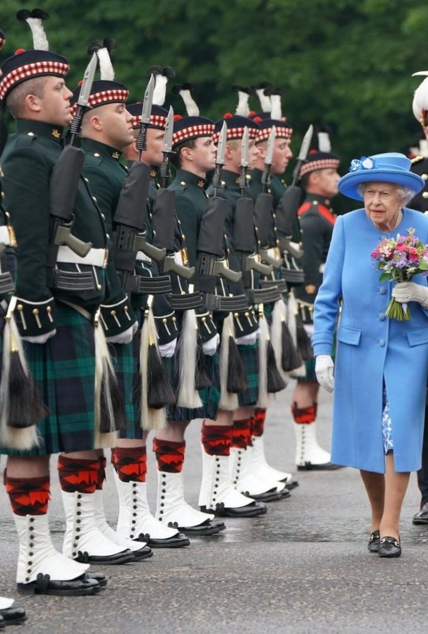 لماذا غابت ملكة بريطانيا عن الاحتفال بالذكرى الـ 50 على الحرس الملكي الاسكتلندي؟