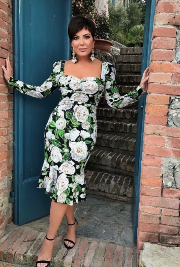 تألقت كريس بفستان Dolce & Gabbana الذي تميّز بطبعة الورود والقصة التي تبرز قوامها