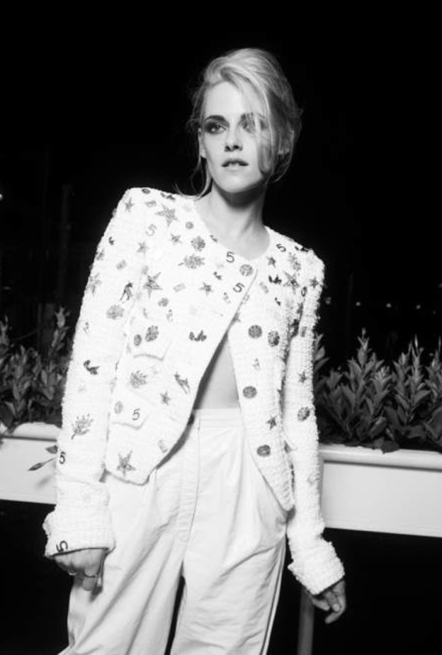 نسّقت كريستن السترة مع بنطلون جلد باللون الأبيض