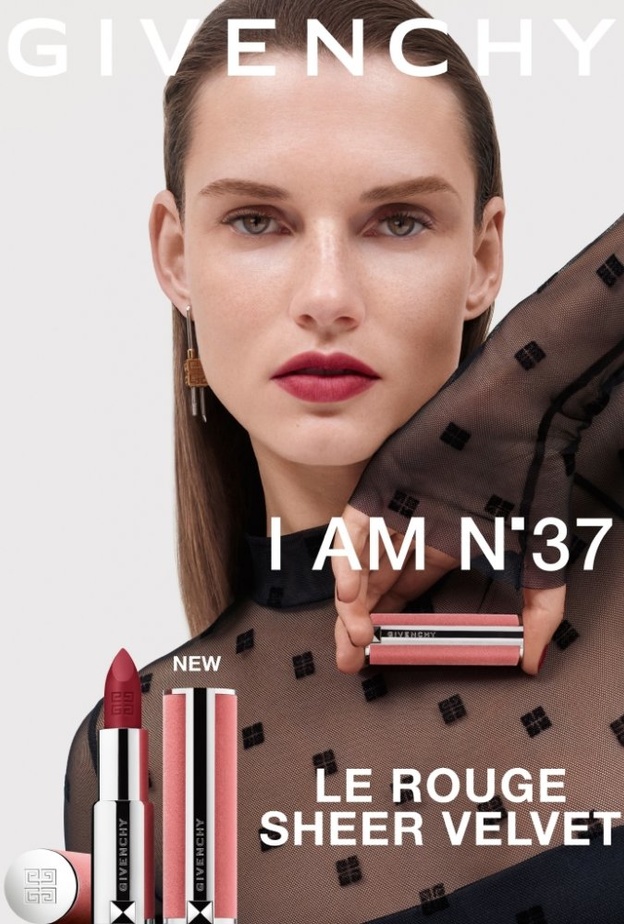 Le Rouge Sheer Velvet  من Givenchy أحمر شفاه ينضح رقيّاً