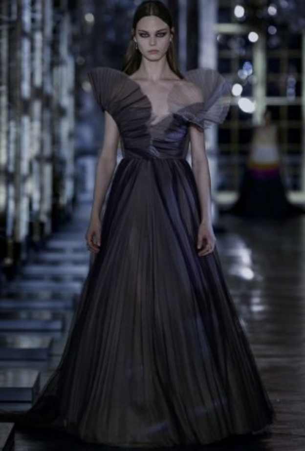 صيحة الكشكش بأسلوب فنّي جذاب بفستان السهرة الأسود من Alberta Ferretti