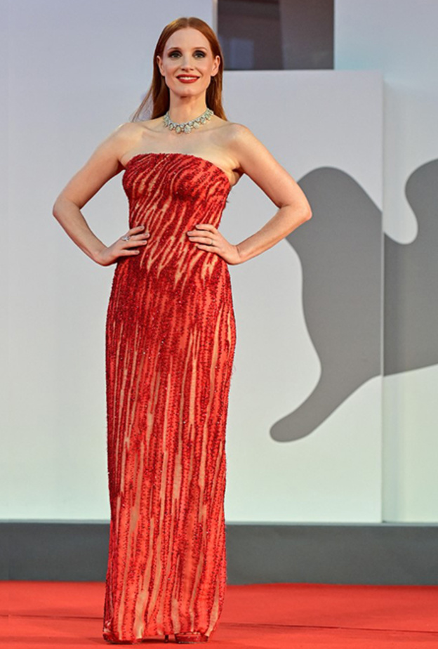 إطلالة Jessica Chastain بفستان احمر براق ومتموج من توقيع دار Versace