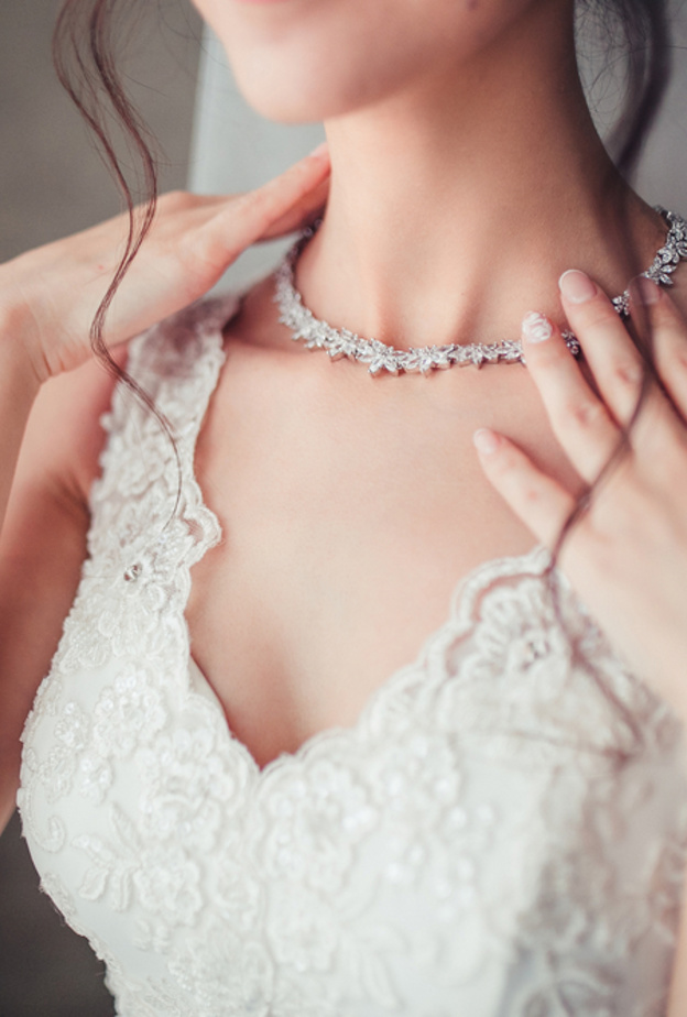 تجنبي إضافة الكثير من قطع الاكسسوار أو المجوهرات الأخرى لإطلالة بالقلادة