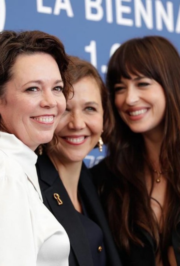 نجوم فيلم "The Los Daughter" يتألقون على السجادة الحمراء في مهرجان فينيسيا السينمائي