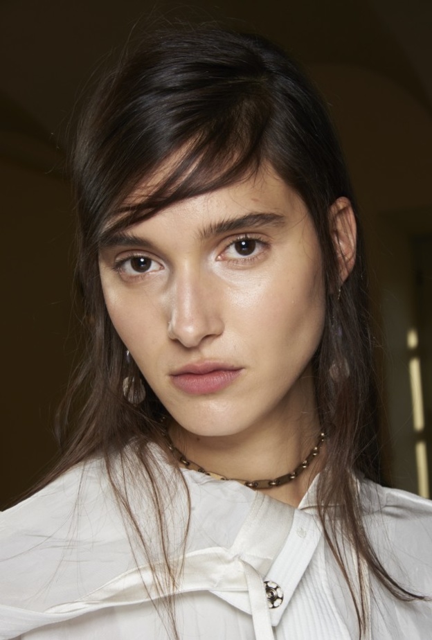 تسريحات شعر سهلة لإطلالة نهارية ناعمة للشابات من منصات الأزياء