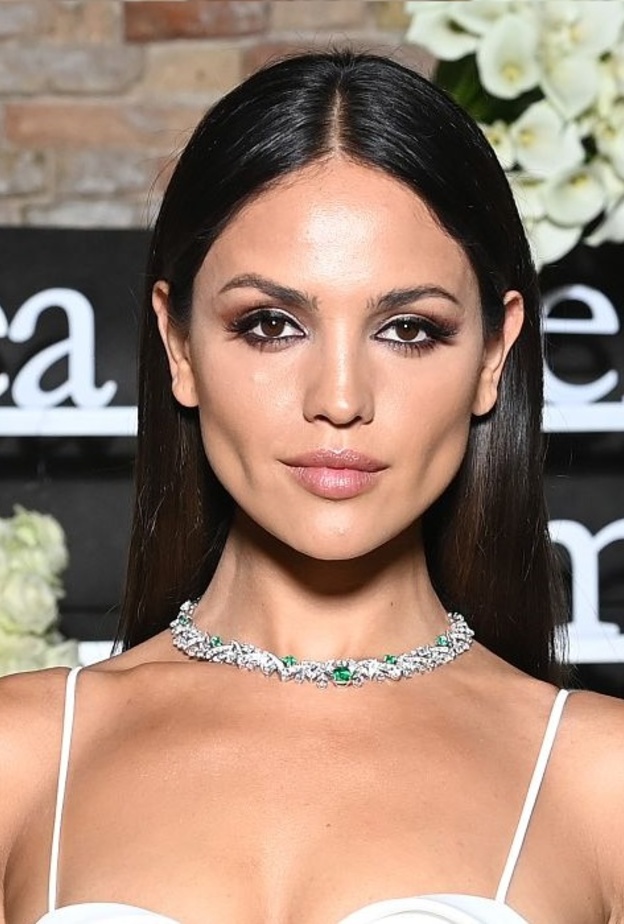 الممثلة المكسيكية إيزا غونزاليز  Eiza González بمجوهرات بولغري Bvlgari