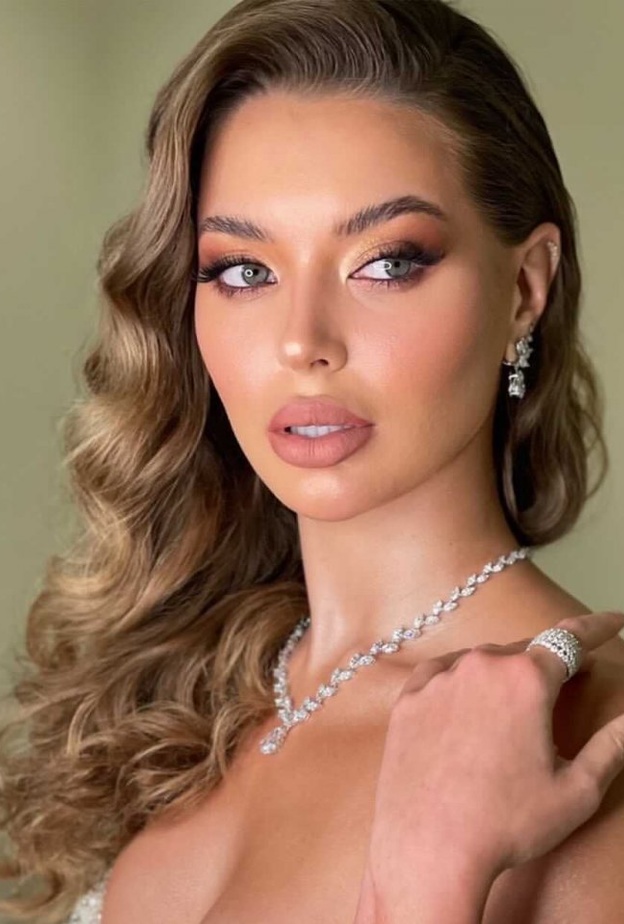 ظلال عيون مشرقة بأنامل مريم الشحي