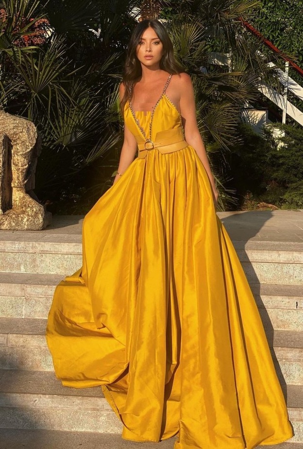  فستان باللون الأصفر من ناتالي