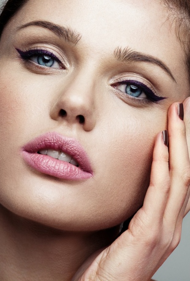 حيل المكياج تشمل تطبيق كحل رفيع مستقيم لصاحبات العيون المبطنة.