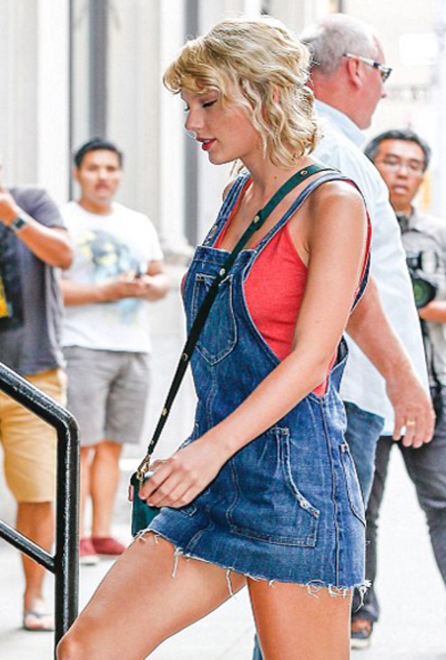 تايلور سويفت Taylor Swift تتمايل في شوارع نيويورك