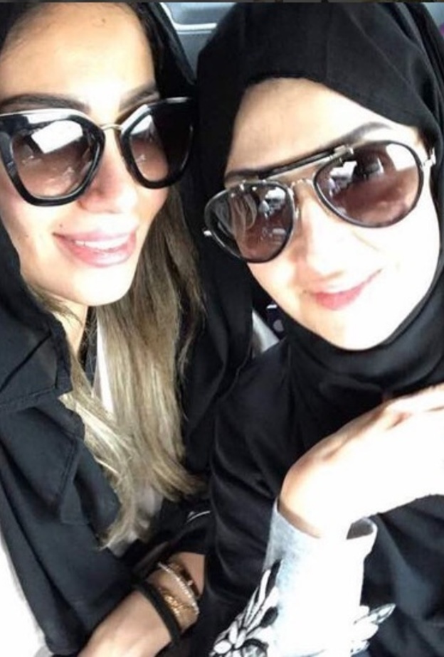 سالي عبد السلام تؤدي مناسك العمرة