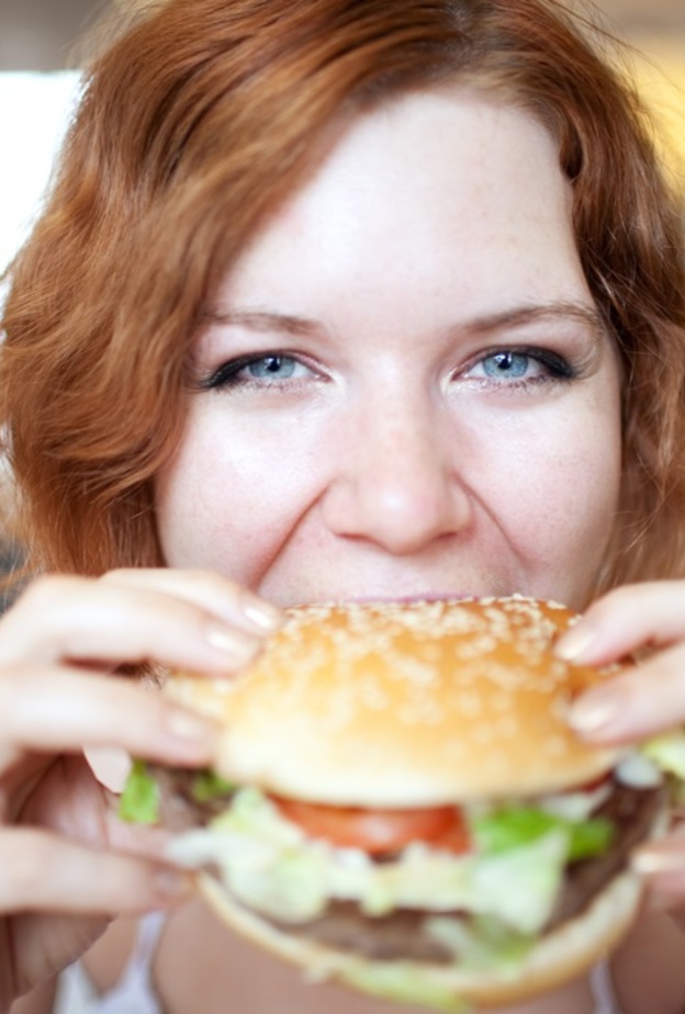 العلاقة بين قلة النوم وتناول الوجبات الدسمة خلال النهار