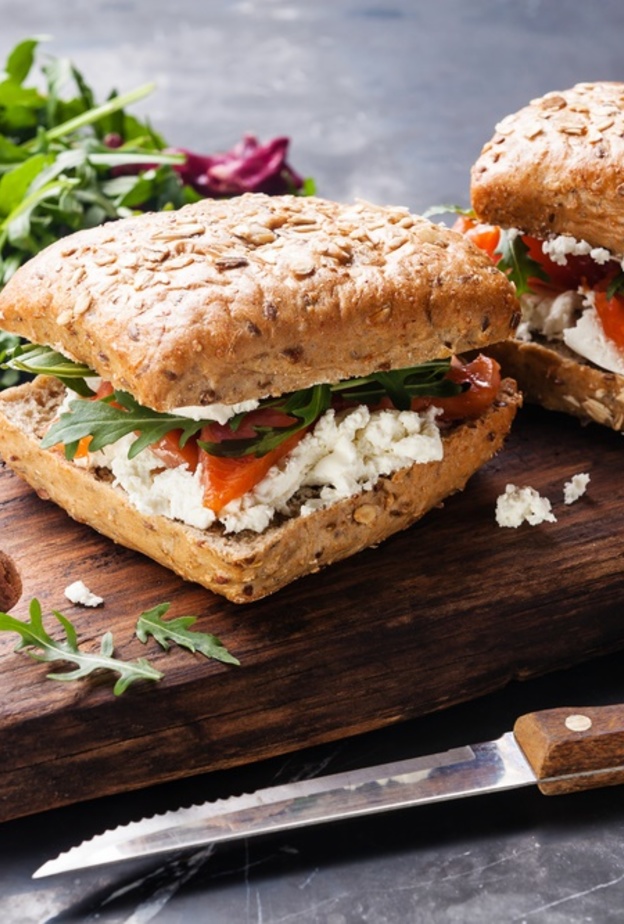 ساندويش السلمون من افضل الوجبات لغذاء الجسم و العقل