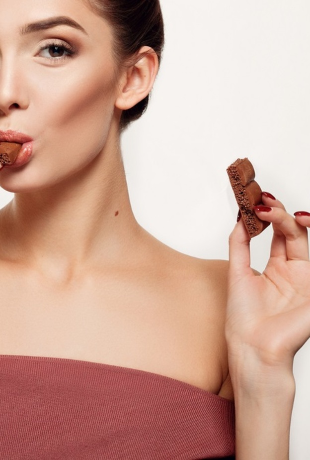 الشوكولاته السوداء افضل الاطعمة التي تحسن المزاج والحالة النفسية