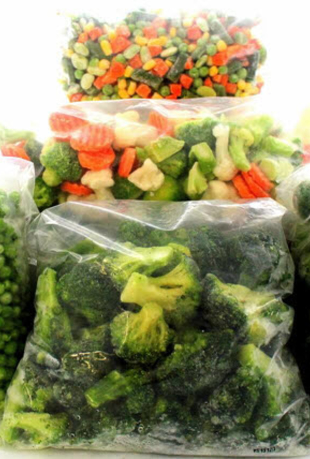 يتم قطف الخضراوات المجمَدة بعد اكتمال نضجها