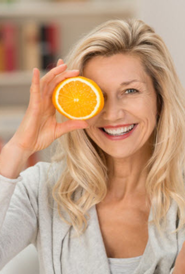 فوائد تناول الحمضيات بعد الخمسين عديدة