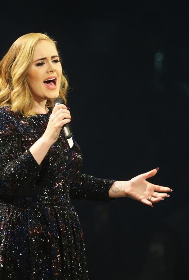 المطربة أديل