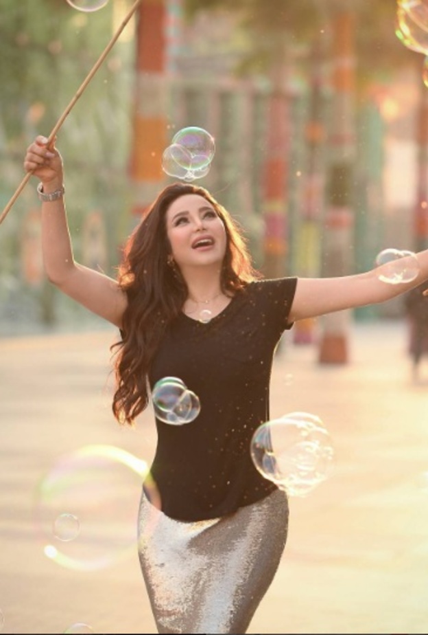 لجين عمران تحتفل