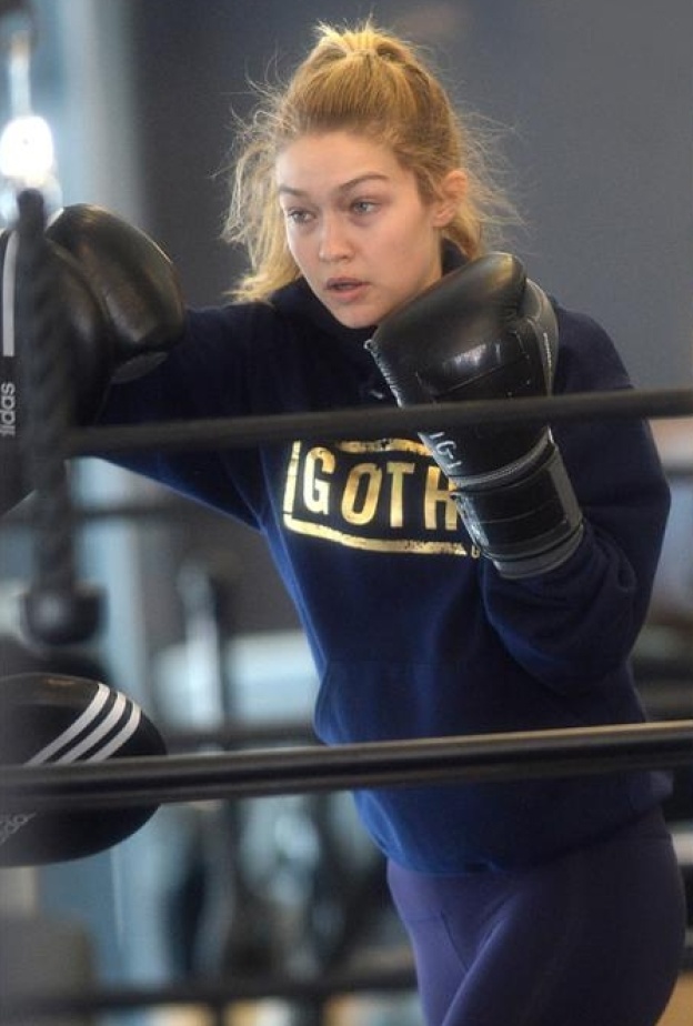 جيجي حديد تمارس رياضة البوكس للمحافظة على لياقتها البدنية ورشاقتها