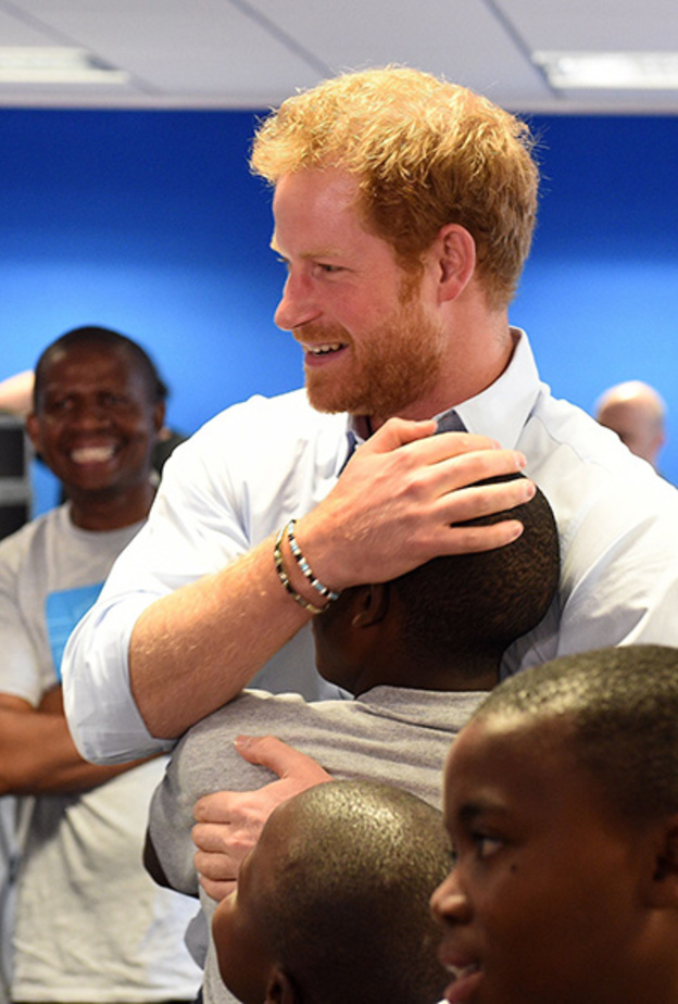 موتسو بدا سعيدا بمقابلة الامير هاري مجددا 