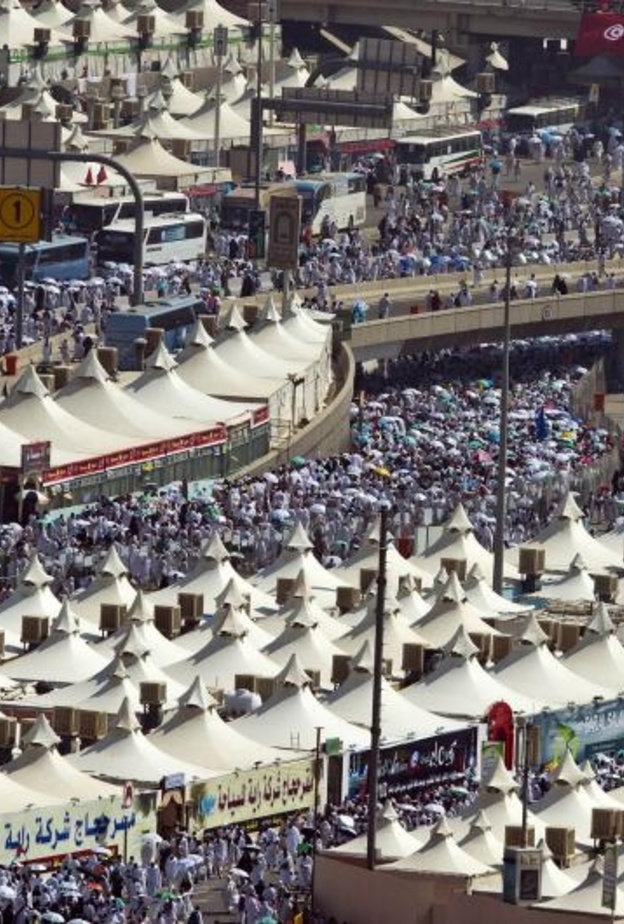 حجاج بيت الله يرمون الجمرات 