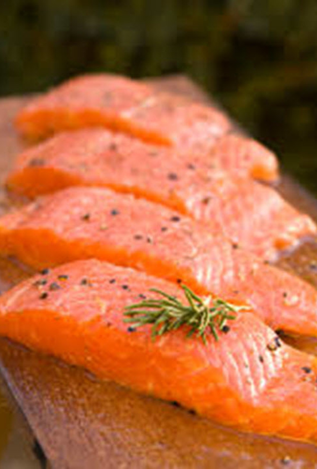 تناول السلمون يحمي من اضطرابات المعدة