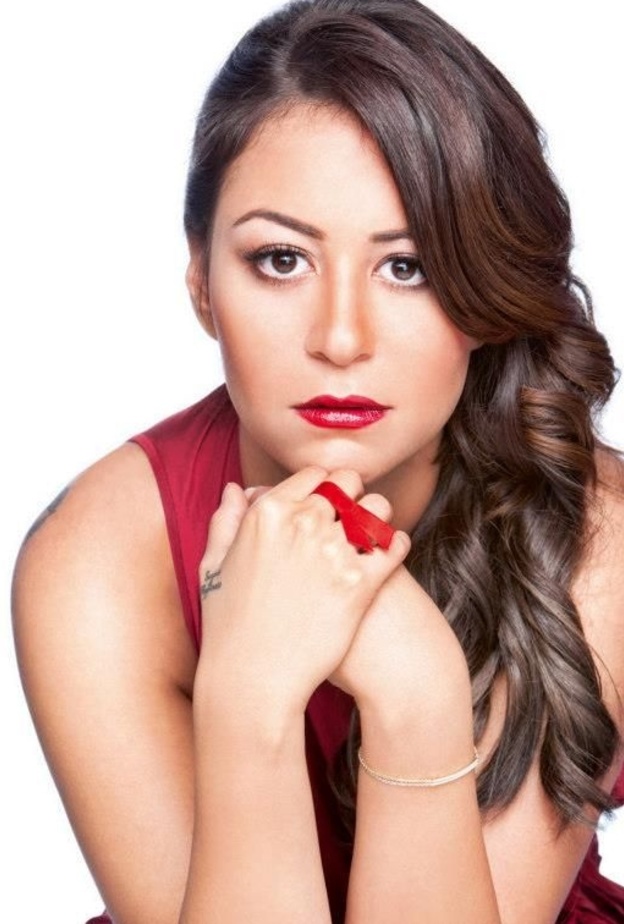 اعلان للفنانة منة شلبي 