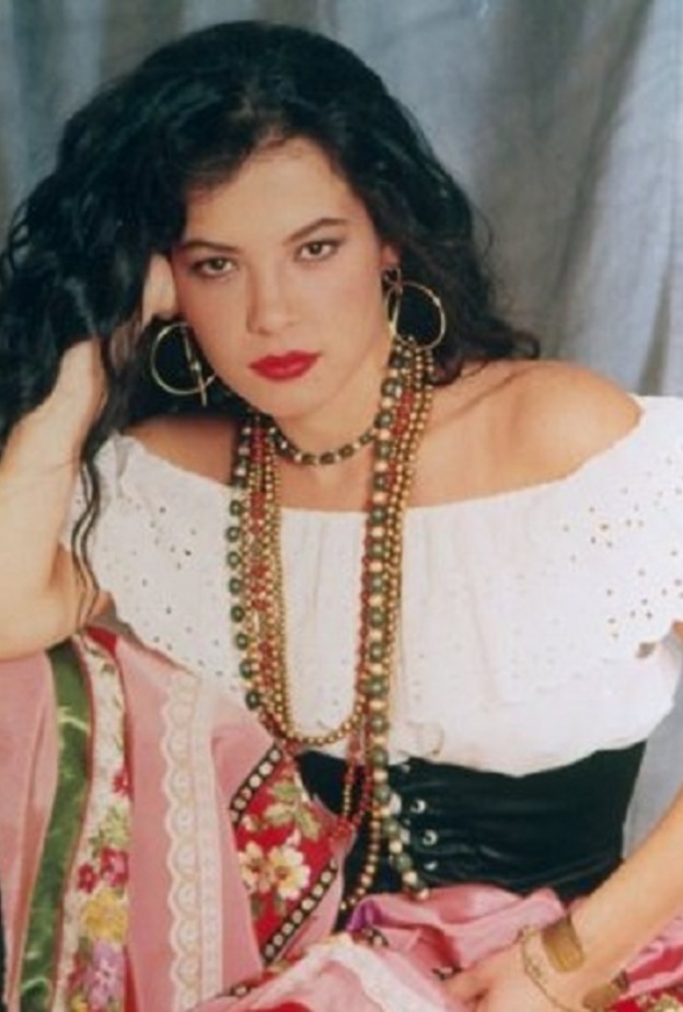 كاساندرا التي شغلت الجمهور بجمالها الغجري