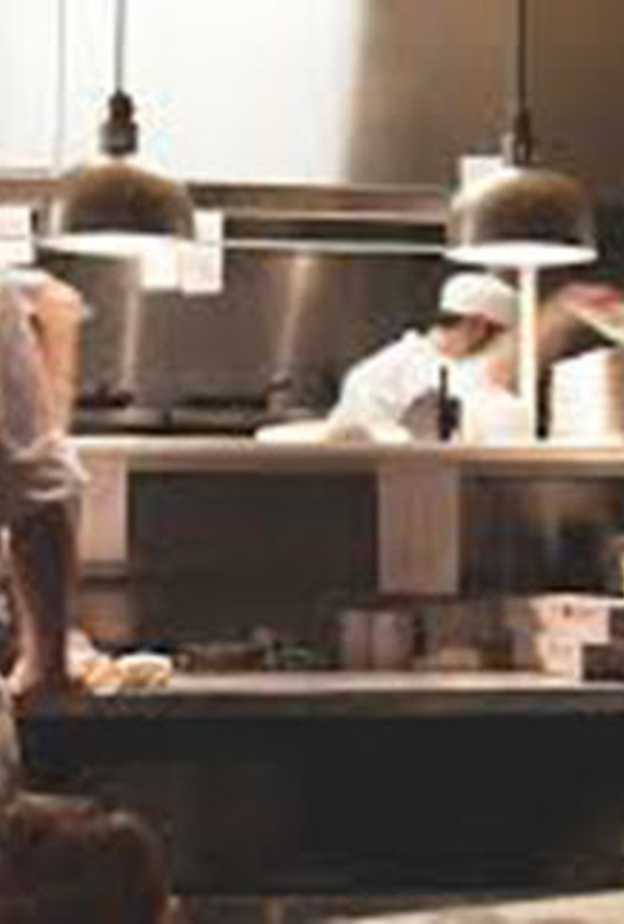 يقوم النزلاء بإعداد الطعام بأنفسهم في هذا المطعم