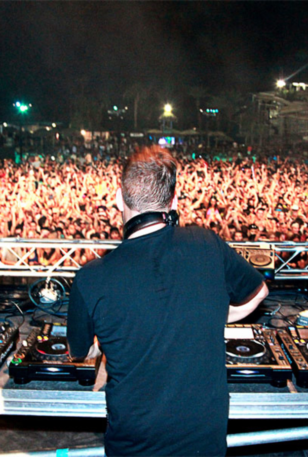 حادث سير لكالفن هاريس