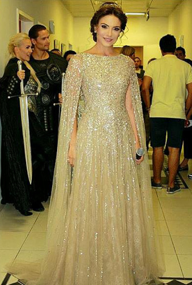  ترتدي فستان من كريكور جابوتيان