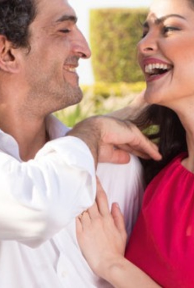 هل يلتقي عمرو واكد بزوجته الحسناء في فيلم جديد؟