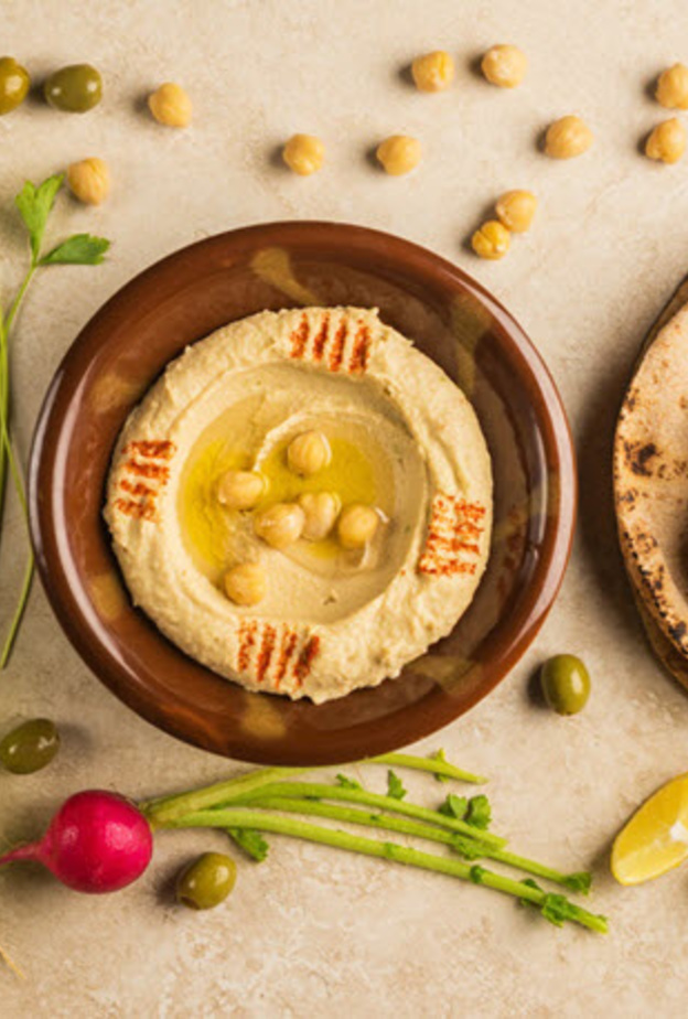 طبق الحمص المميز من المائدة الرمضانية في لبنان