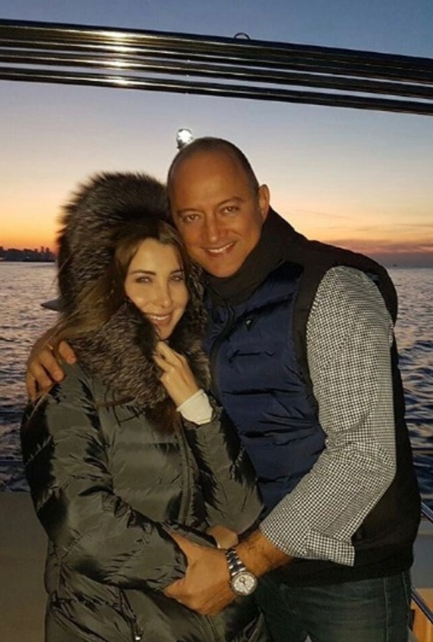 نانسي عجرم وزوجها على البحر