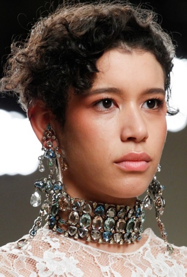 عقد لؤلؤ طويل في عرض ازياء شانيل 2016-2017