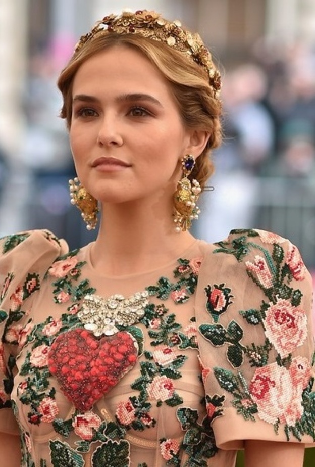 مجوهرات انتيك على زوي دويتش في حفل ميت غالا 2016