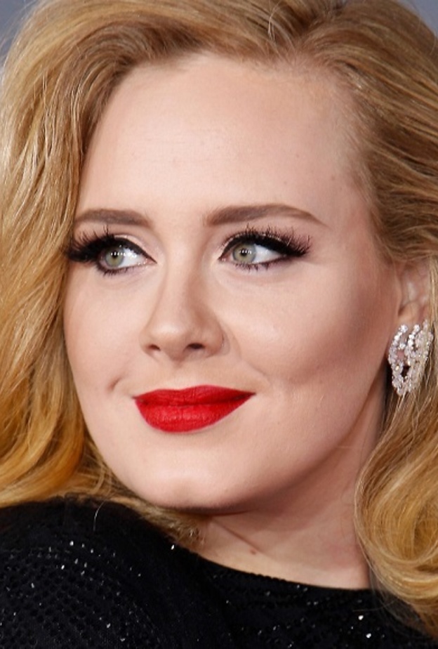 اديل ترتدي اقراط الماس من تصميم دو بيرز De Beers